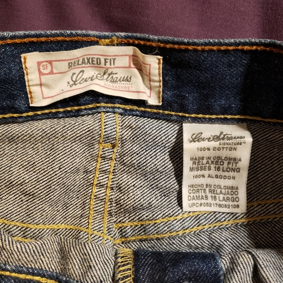 Woman's Levi's Jeans - Picture 4 of 5